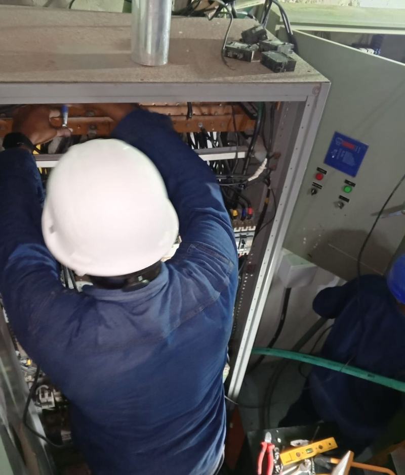 Técnico de NODIA realizando mantenimiento dentro de un tablero eléctrico
