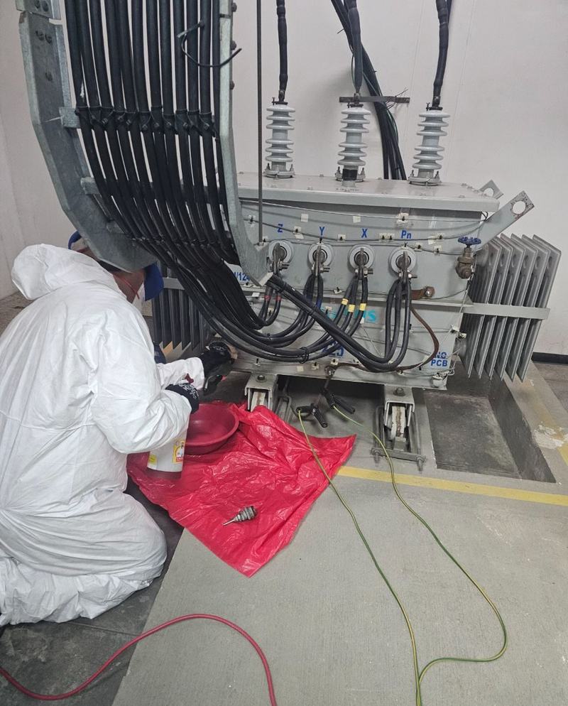 Toma de muestra de aceite dieléctrico con instrumentos de medición