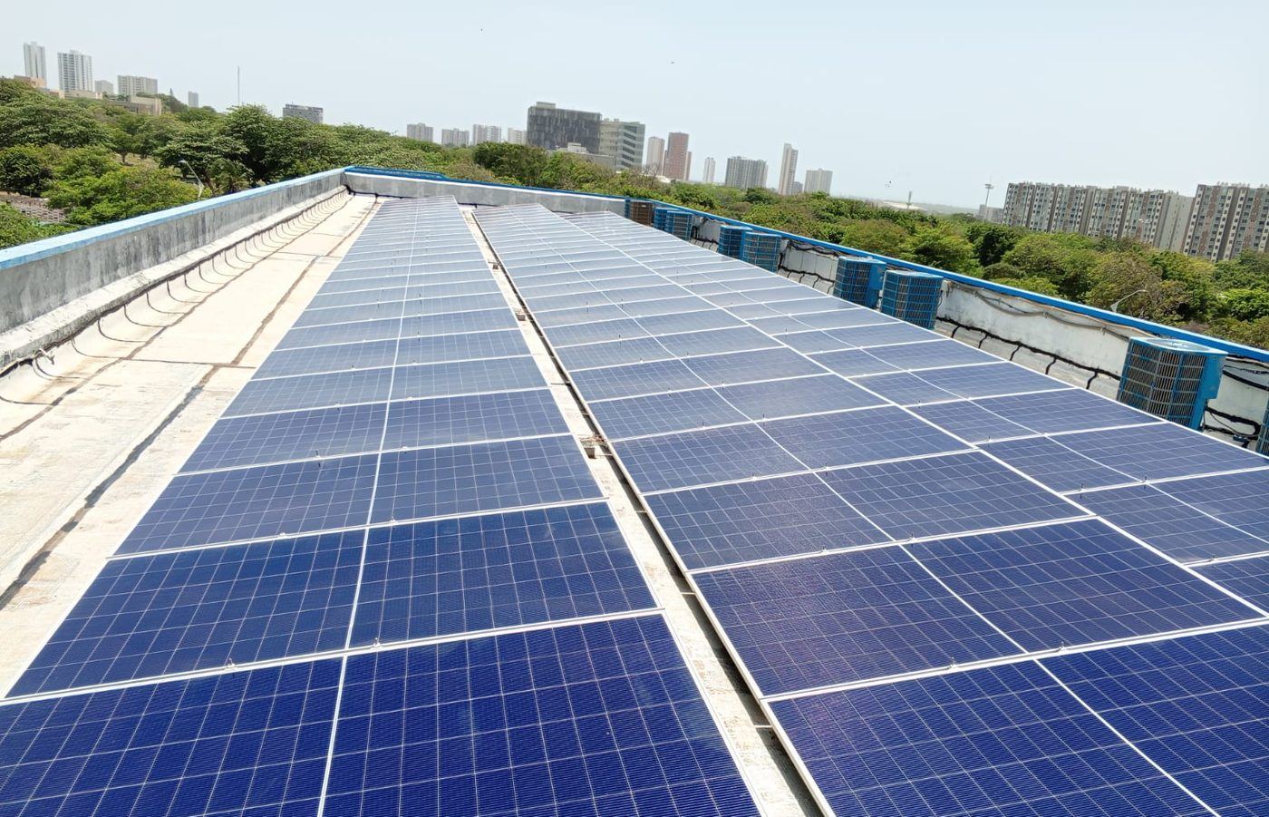 Instalación de paneles solares en cubierta, ejecutada por el equipo técnico de NODIA