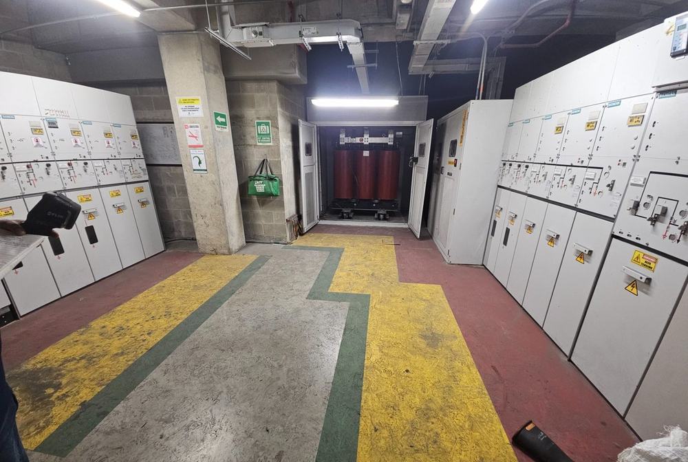 Sala de subestación eléctrica con tableros de media tensión inspeccionada por NODIA